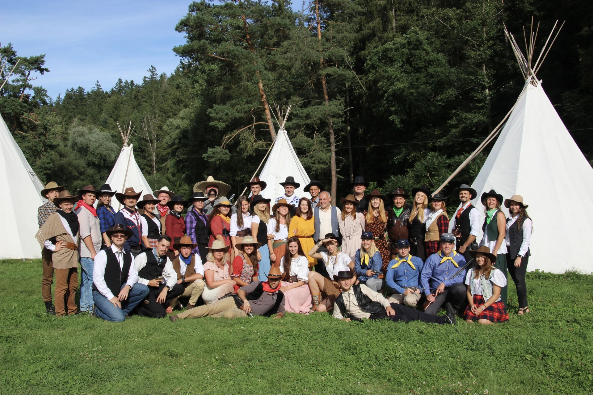 Vedoucí v kostýmech (CETEH)